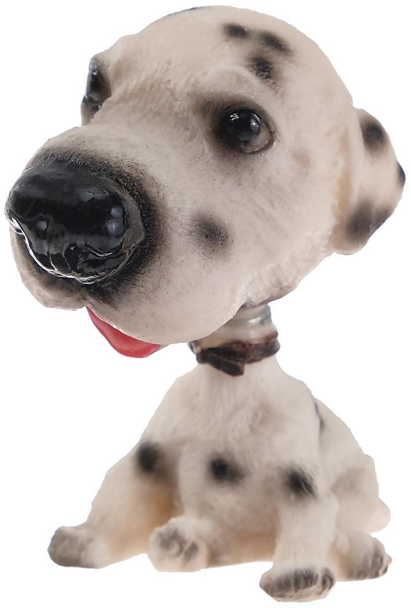 Собака на панель авто, качающая головой, далматин