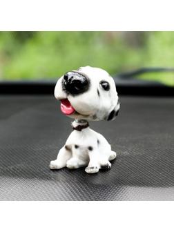 Собака на панель авто, качающая головой, далматин