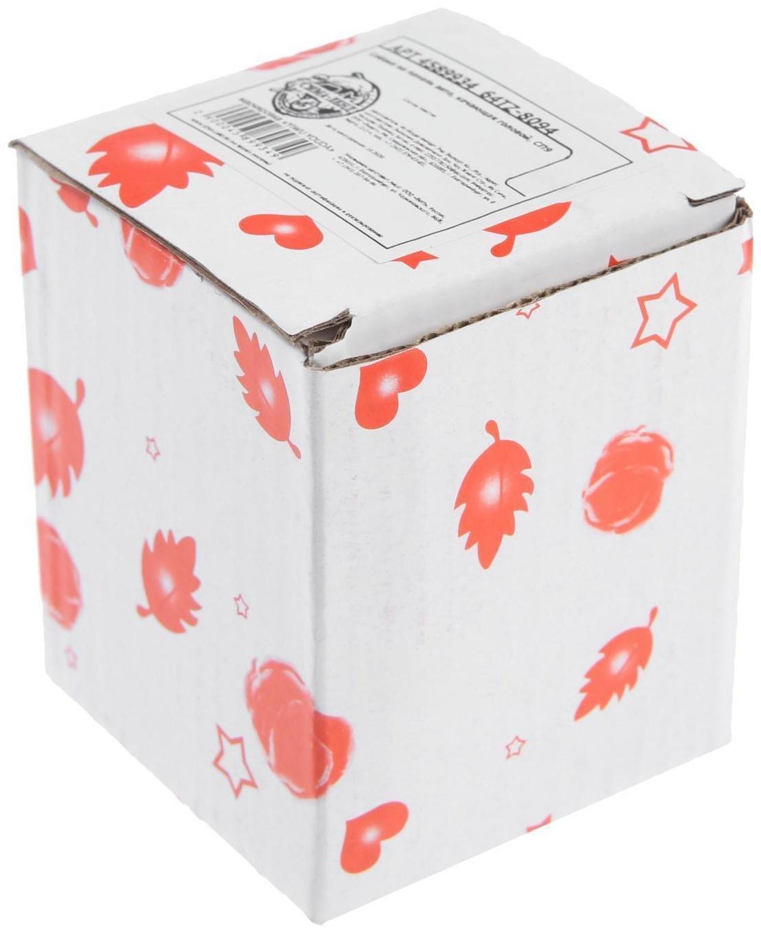 Собака на панель авто, качающая головой, ирландский терьер