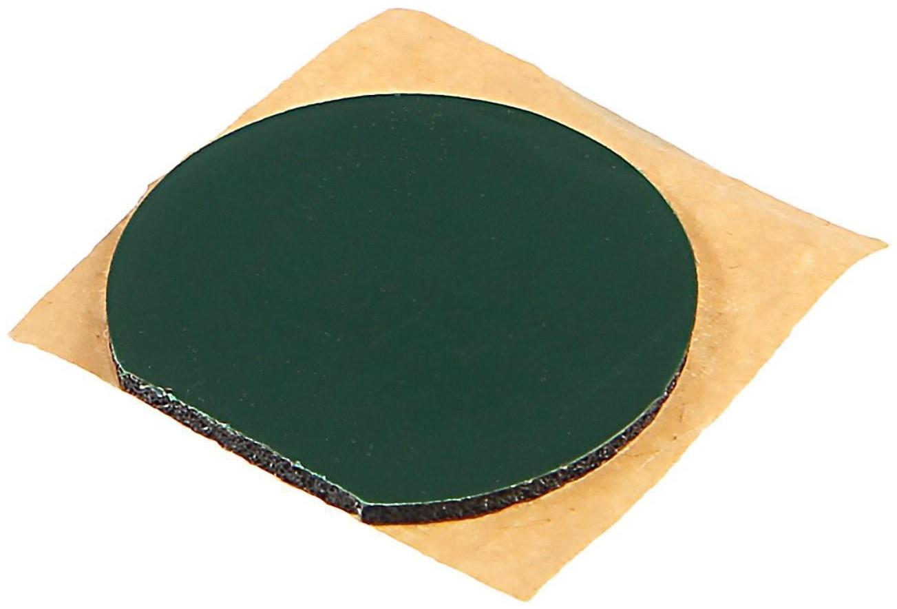 Собака на панель авто, качающая головой, ирландский терьер