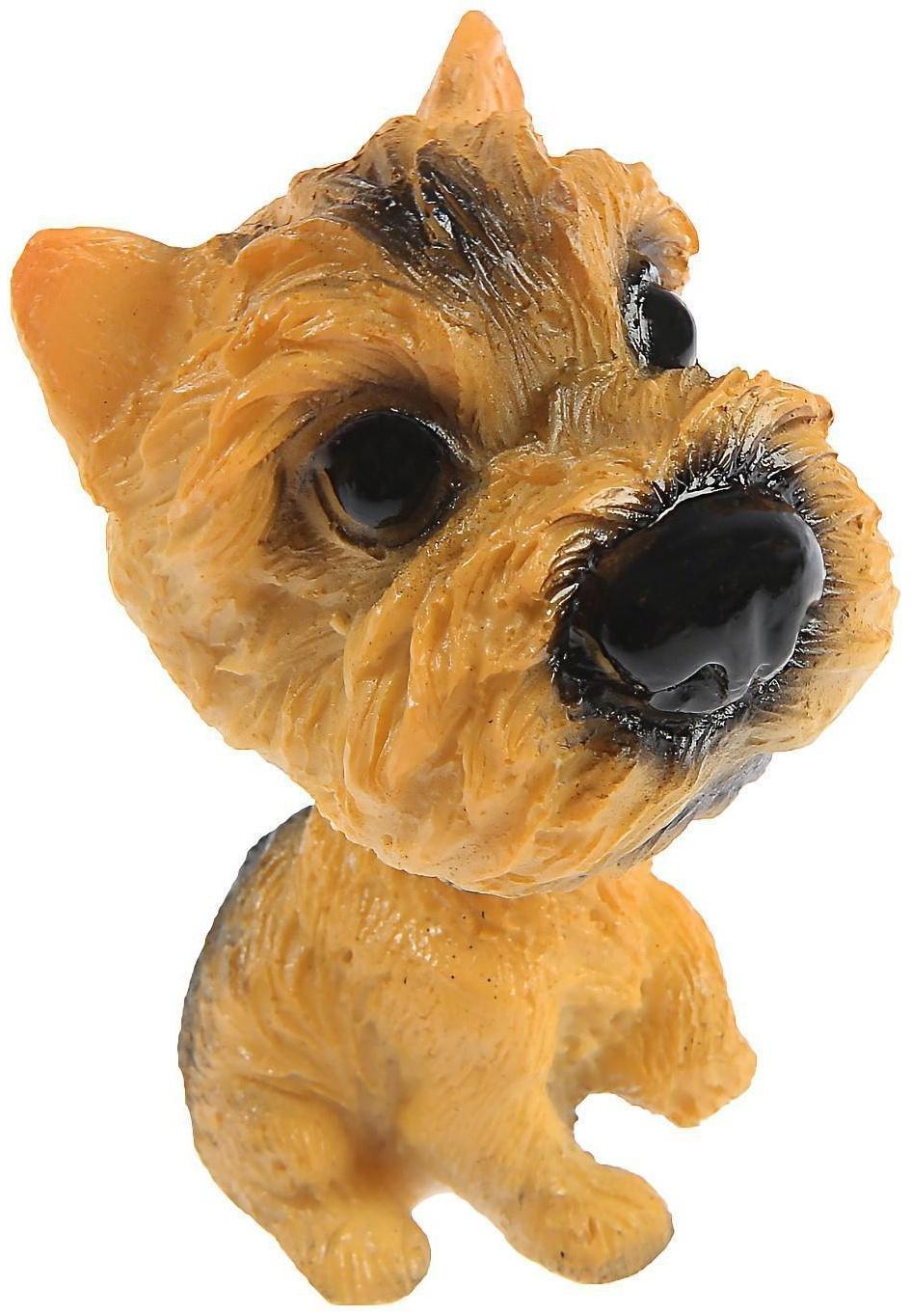 Собака на панель авто, качающая головой, ирландский терьер