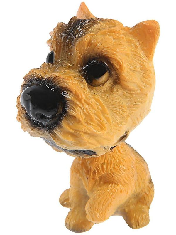 Собака на панель авто, качающая головой, ирландский терьер