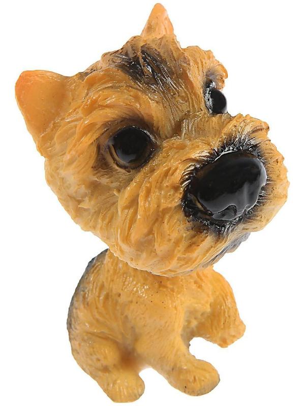 Собака на панель авто, качающая головой, ирландский терьер