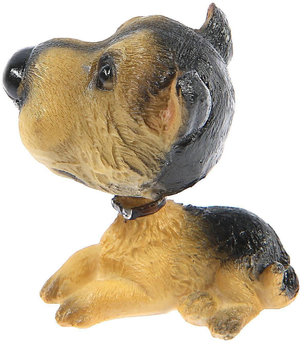 Собака на панель авто, качающая головой, ирландский терьер