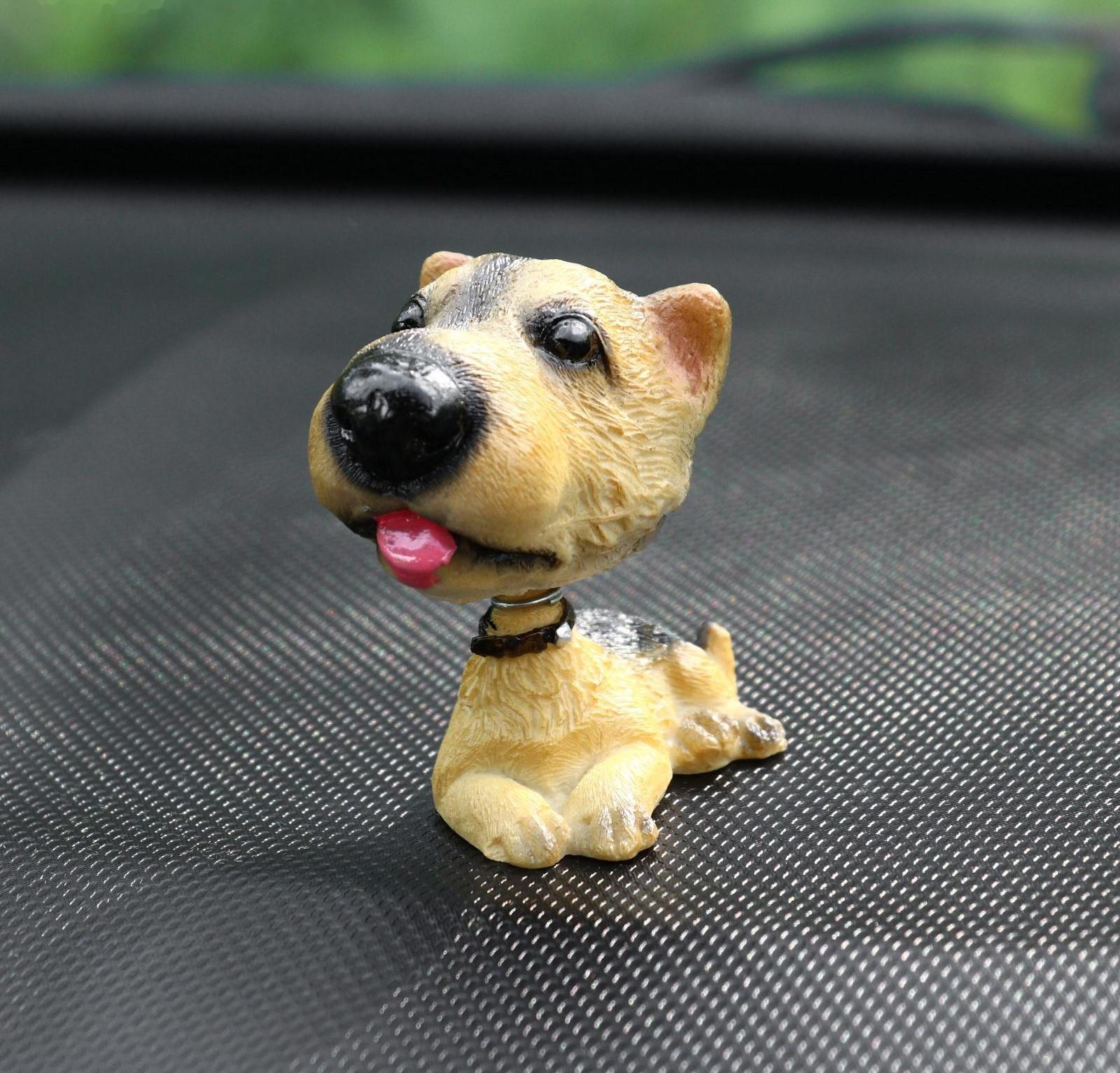 Собака на панель авто, качающая головой, ирландский терьер