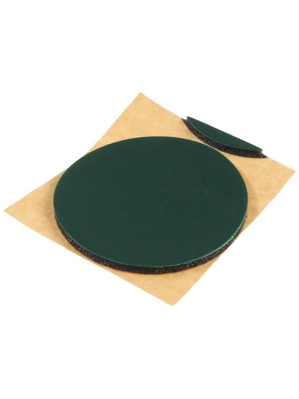 Собака на панель авто, качающая головой, ирландский терьер