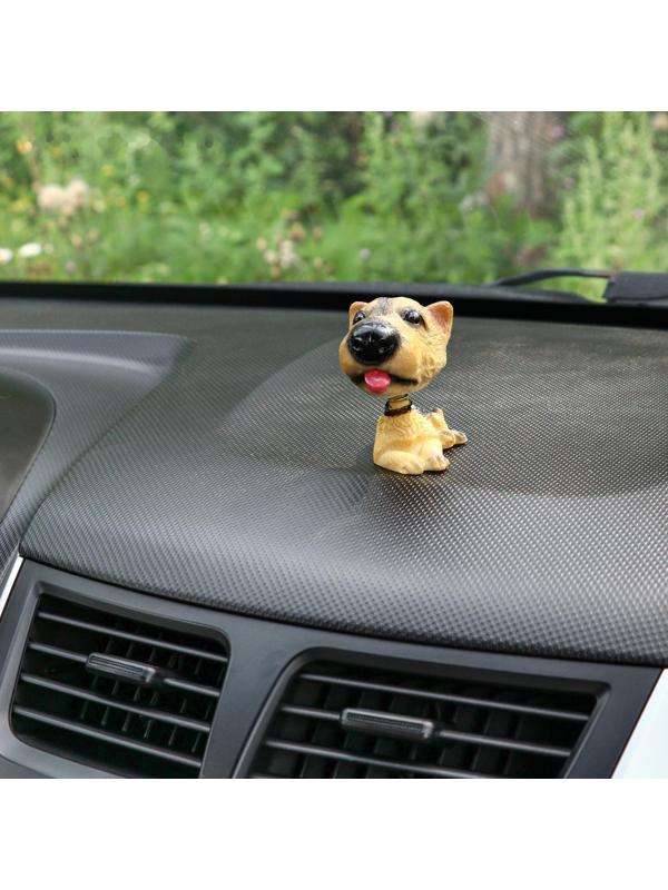 Собака на панель авто, качающая головой, ирландский терьер