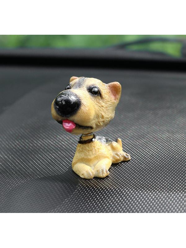 Собака на панель авто, качающая головой, ирландский терьер