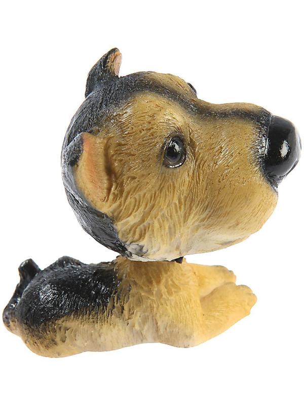 Собака на панель авто, качающая головой, ирландский терьер