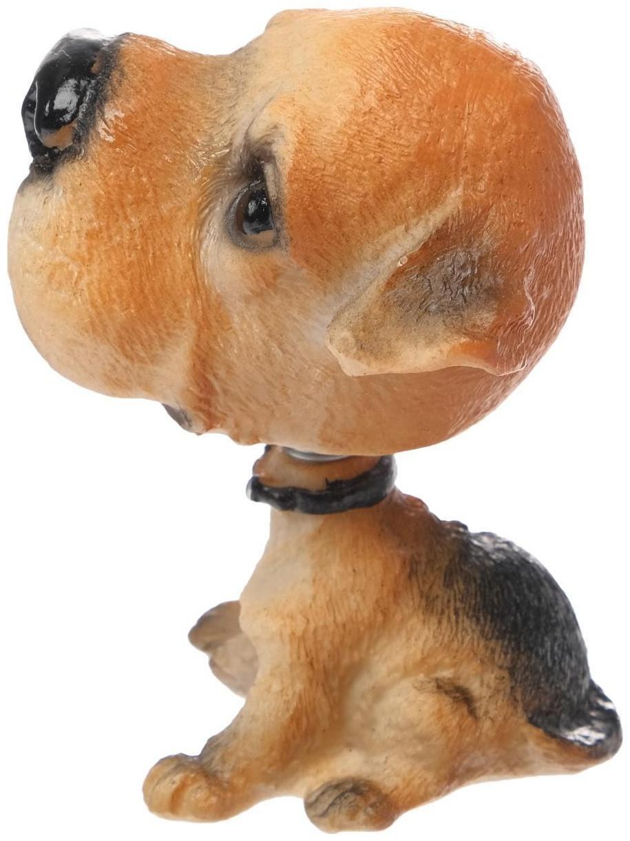 Собака на панель авто, качающая головой, уэльский терьер