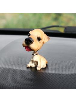 Собака на панель авто, качающая головой, уэльский терьер