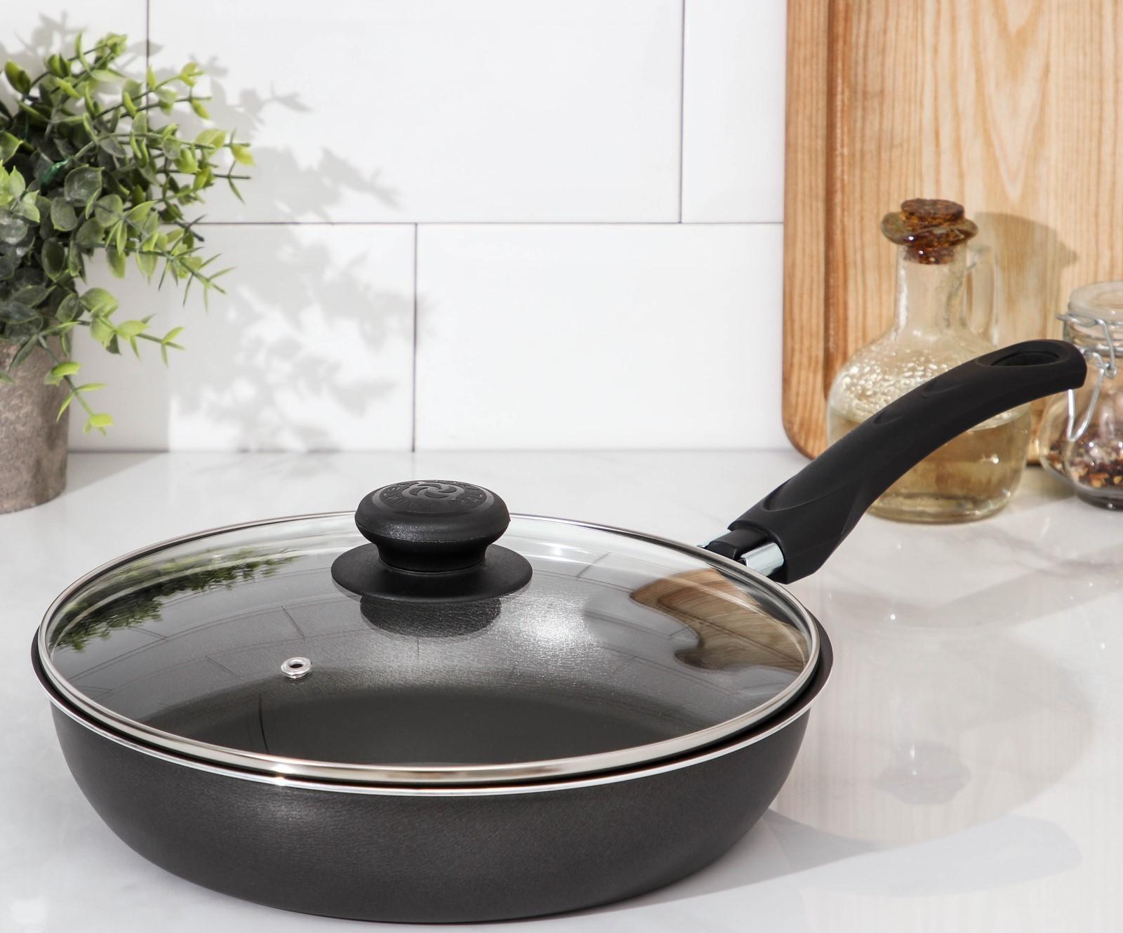 Сковорода «Классика атлас», d=24 см, пластиковая ручка, стеклянная крышка, антипригарное покрытие, цвет чёрный