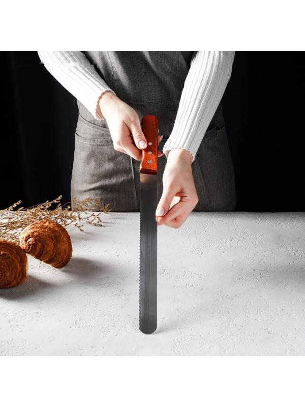 Нож для бисквита крупные зубцы, рабочая поверхность 30 см, деревянная ручка