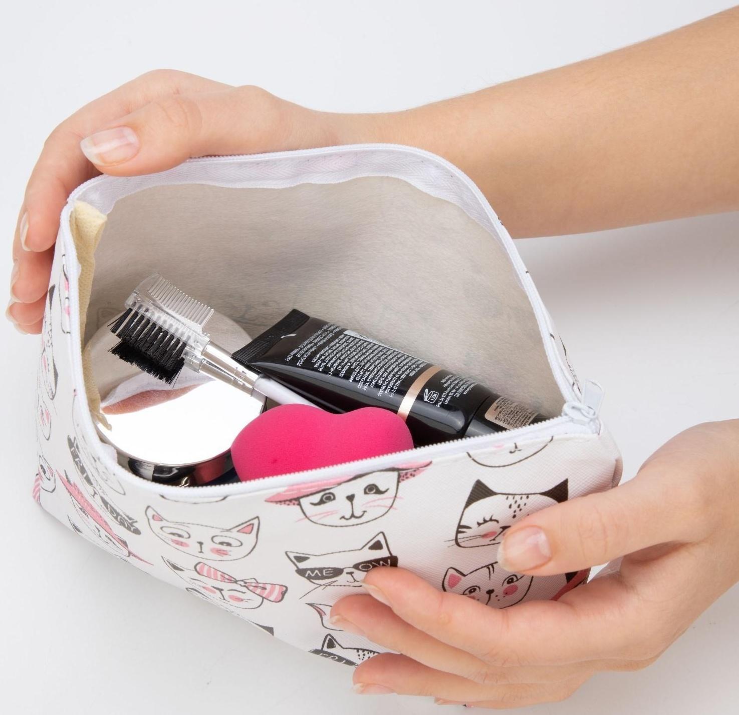 Косметичка на молнии, цвет белый