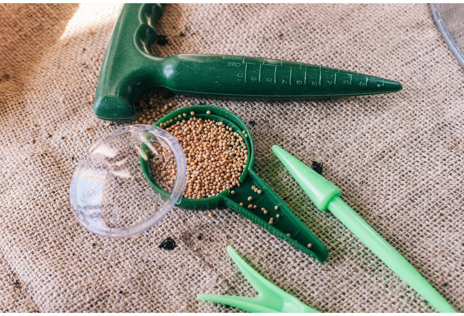 Набор, 4 предмета: конус - 2 шт., сеялка, пикировщик, пластик