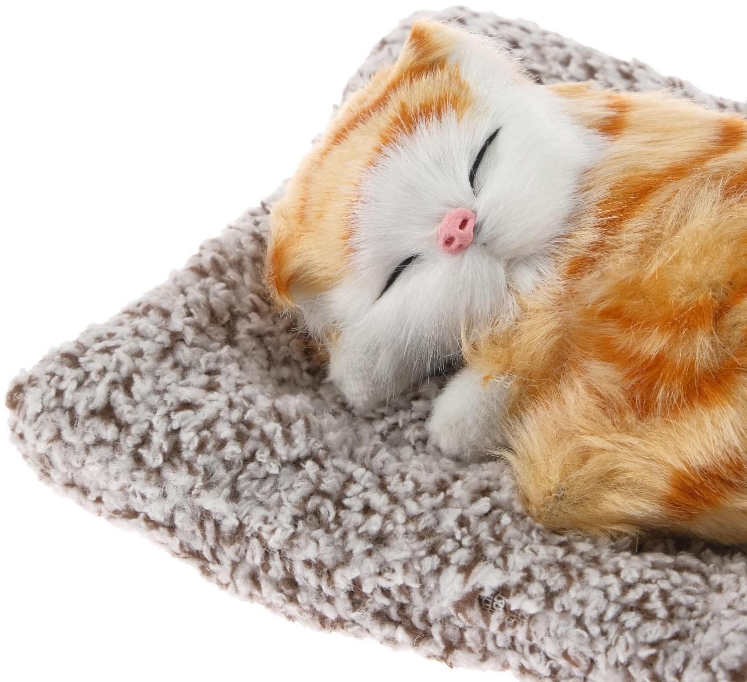 Игрушка на панель авто, кошка на подушке, бело-рыжий окрас