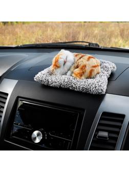 Игрушка на панель авто, кошка на подушке, бело-рыжий окрас