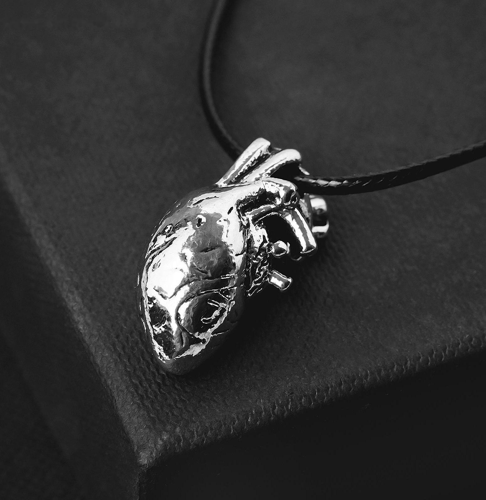 Кулон на шнурке 