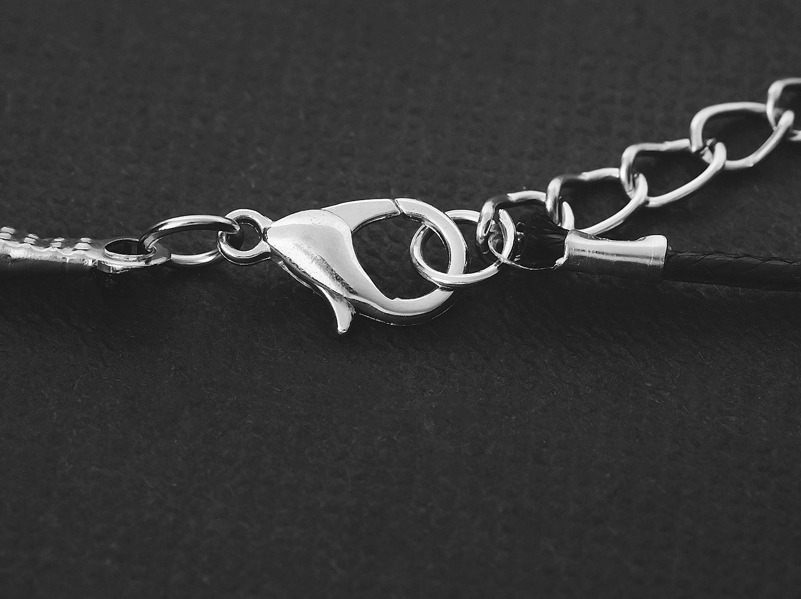 Кулон на шнурке 