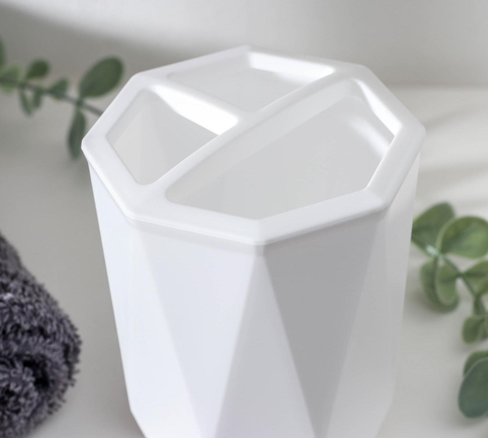 Подставка для зубных щёток «Призма», 9,5×9,5×11,5 см, цвет белый