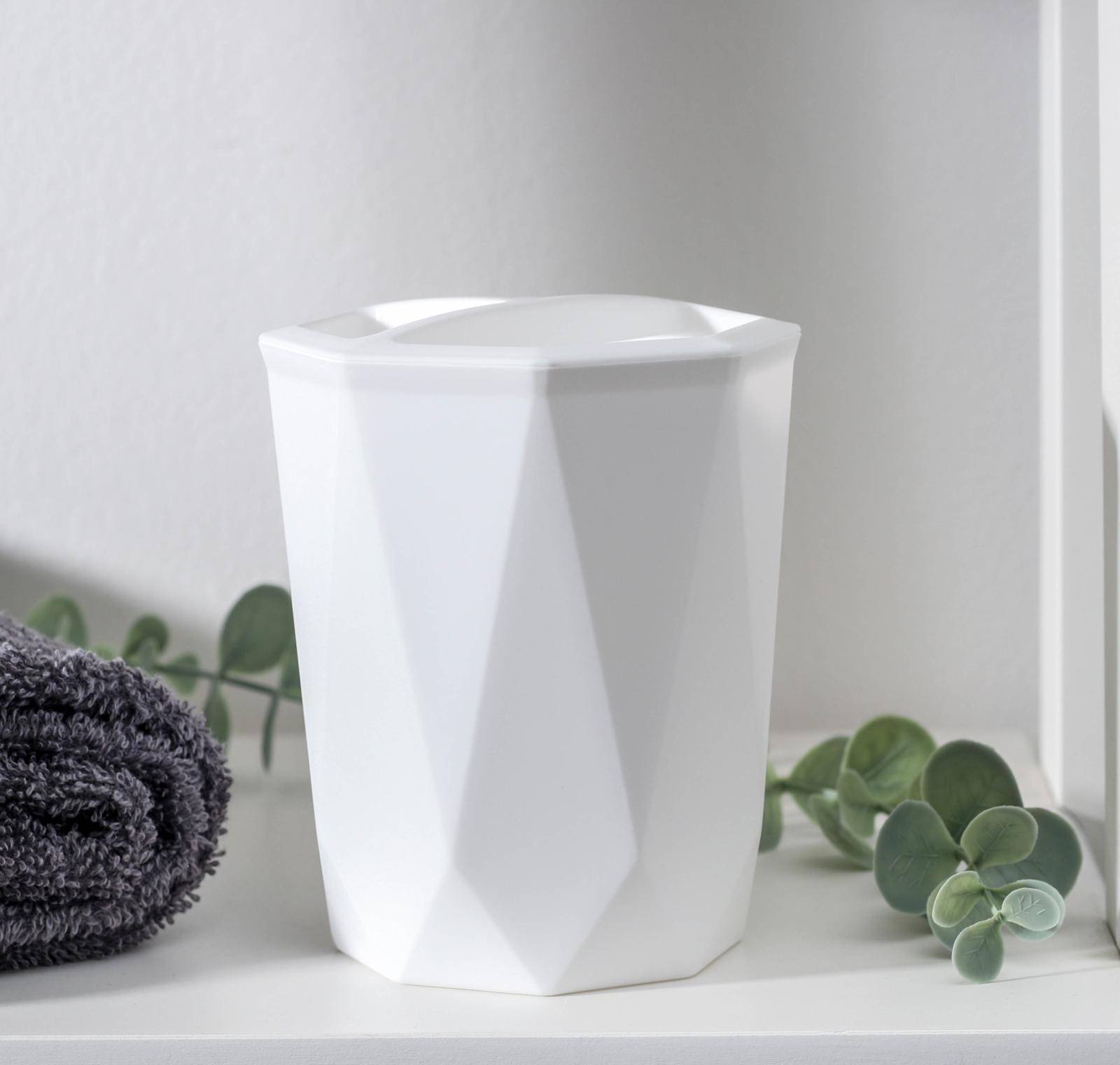 Подставка для зубных щёток «Призма», 9,5×9,5×11,5 см, цвет белый