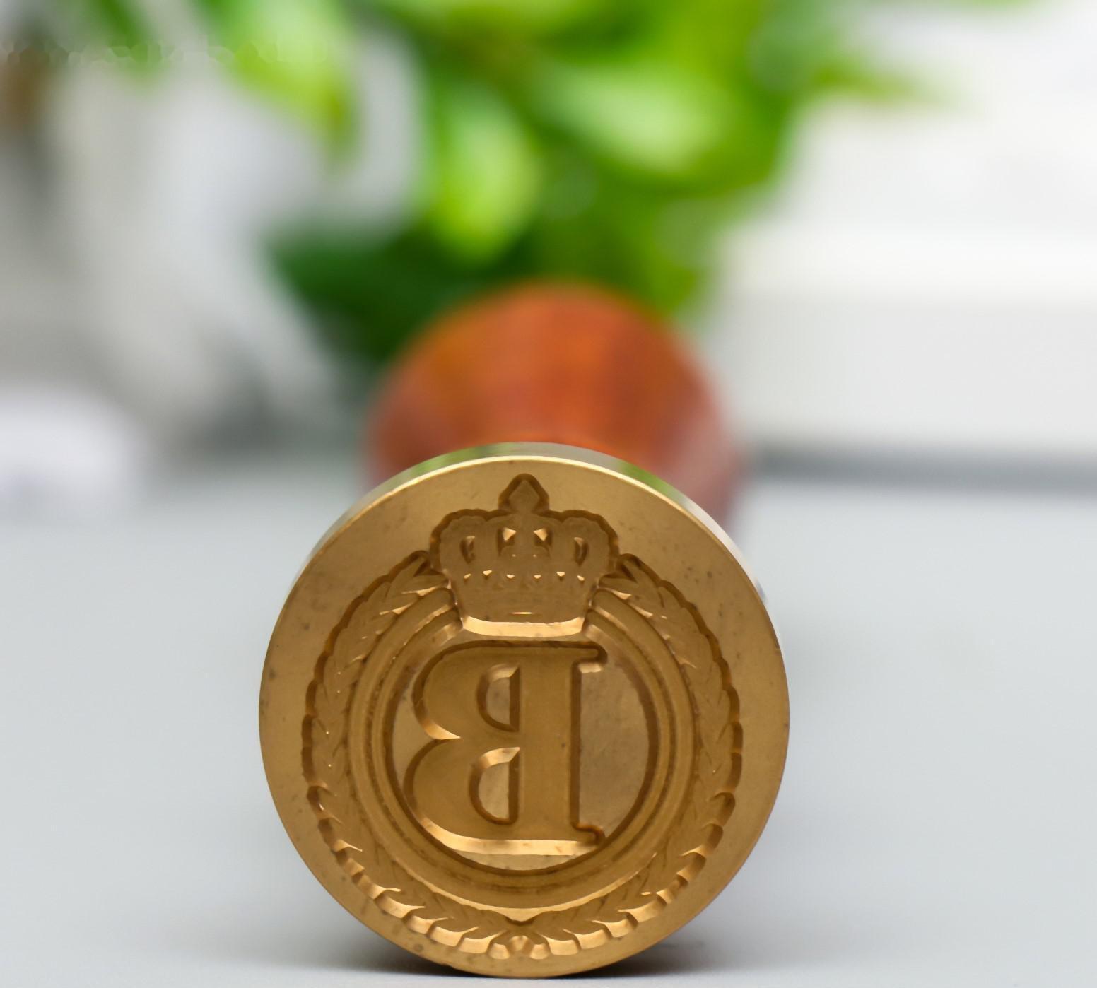 Печать для сургуча с деревянной ручкой 