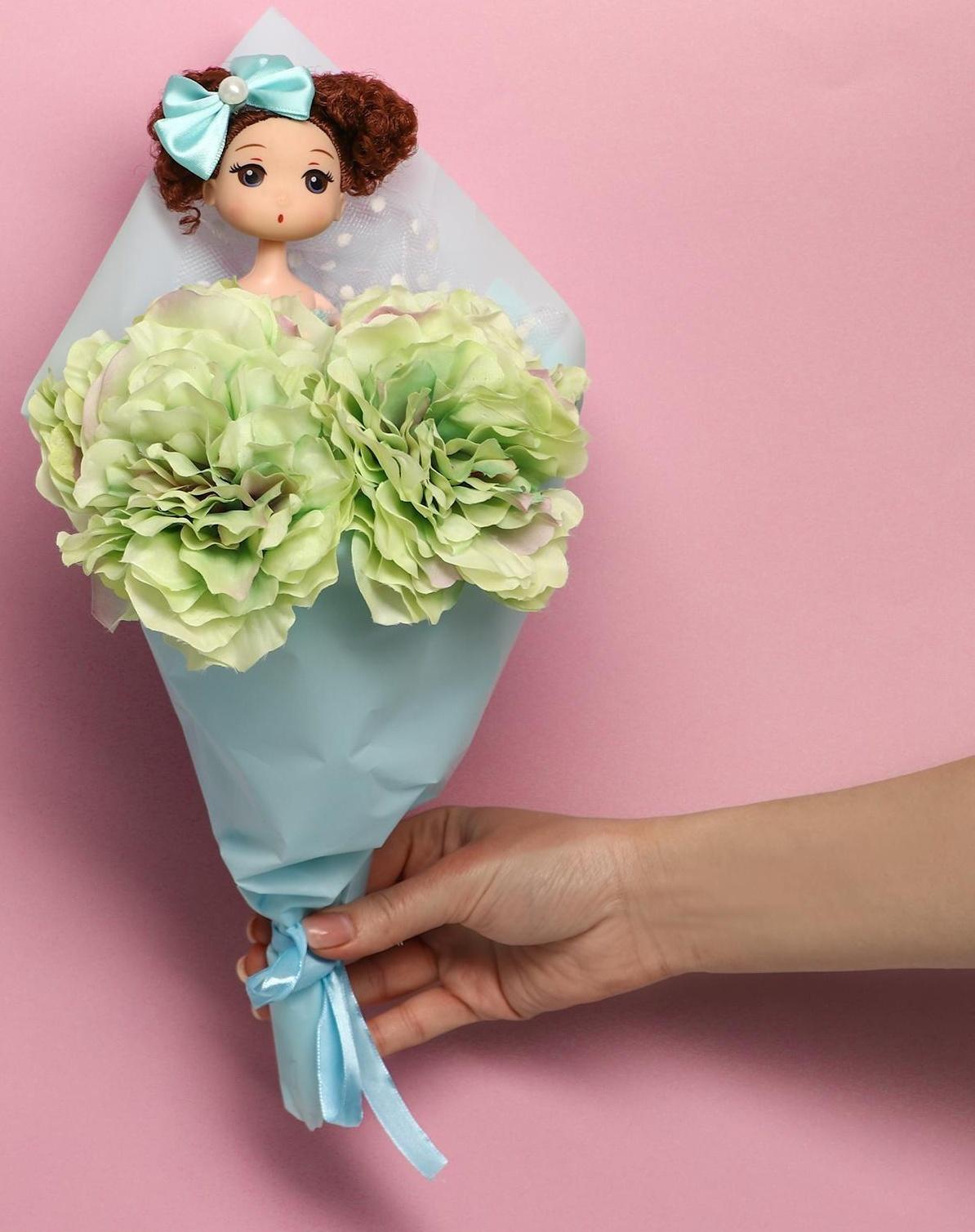 Букет с игрушкой «Кукла Алиса»