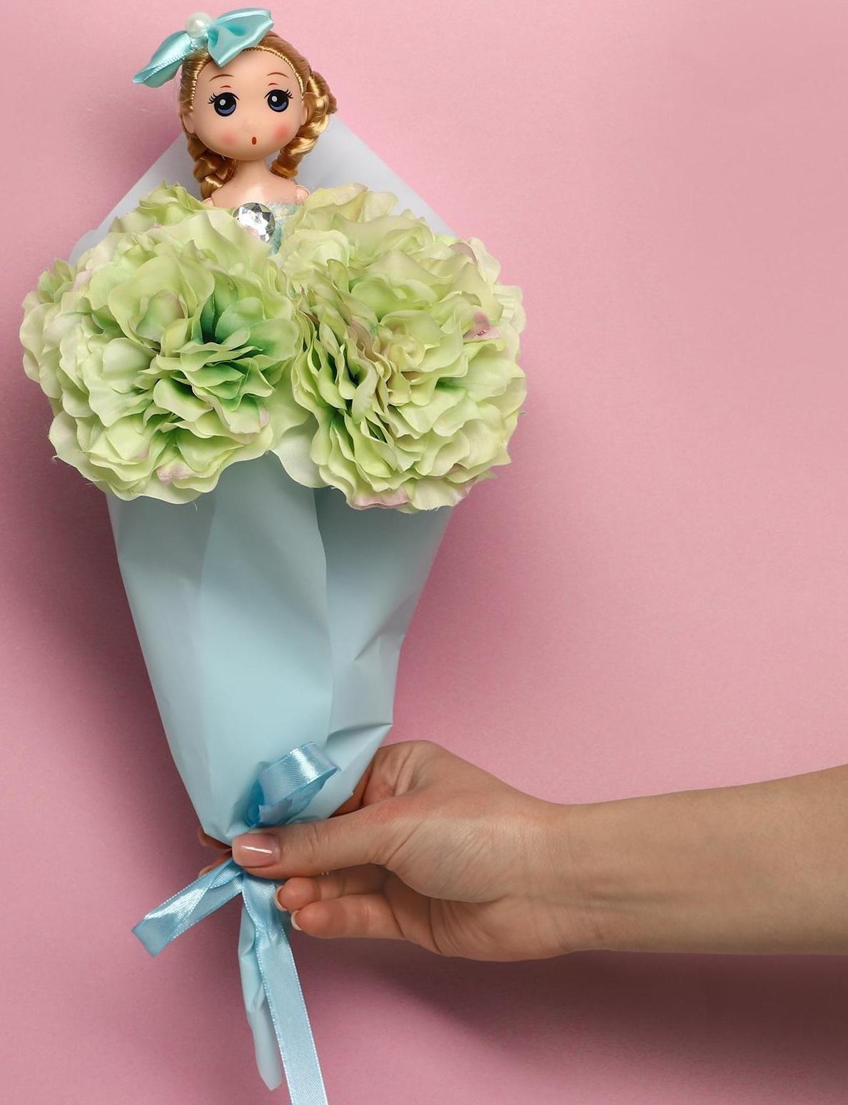 Букет с игрушкой «Кукла Алиса»