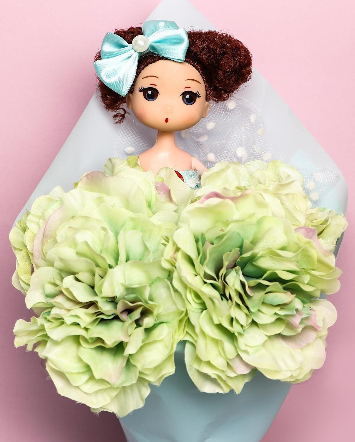 Букет с игрушкой «Кукла Алиса»