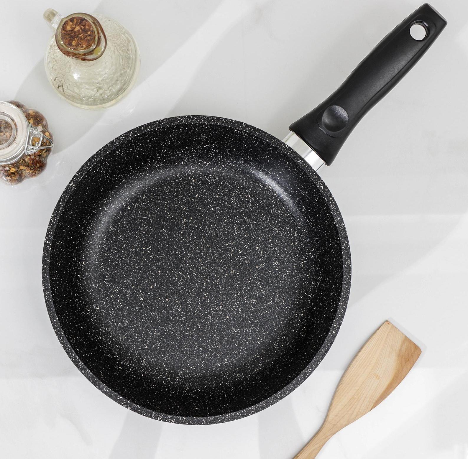 Сковорода Доляна «Элит», d=22 см, антипригарное покрытие, пластиковая ручка, цвет чёрный