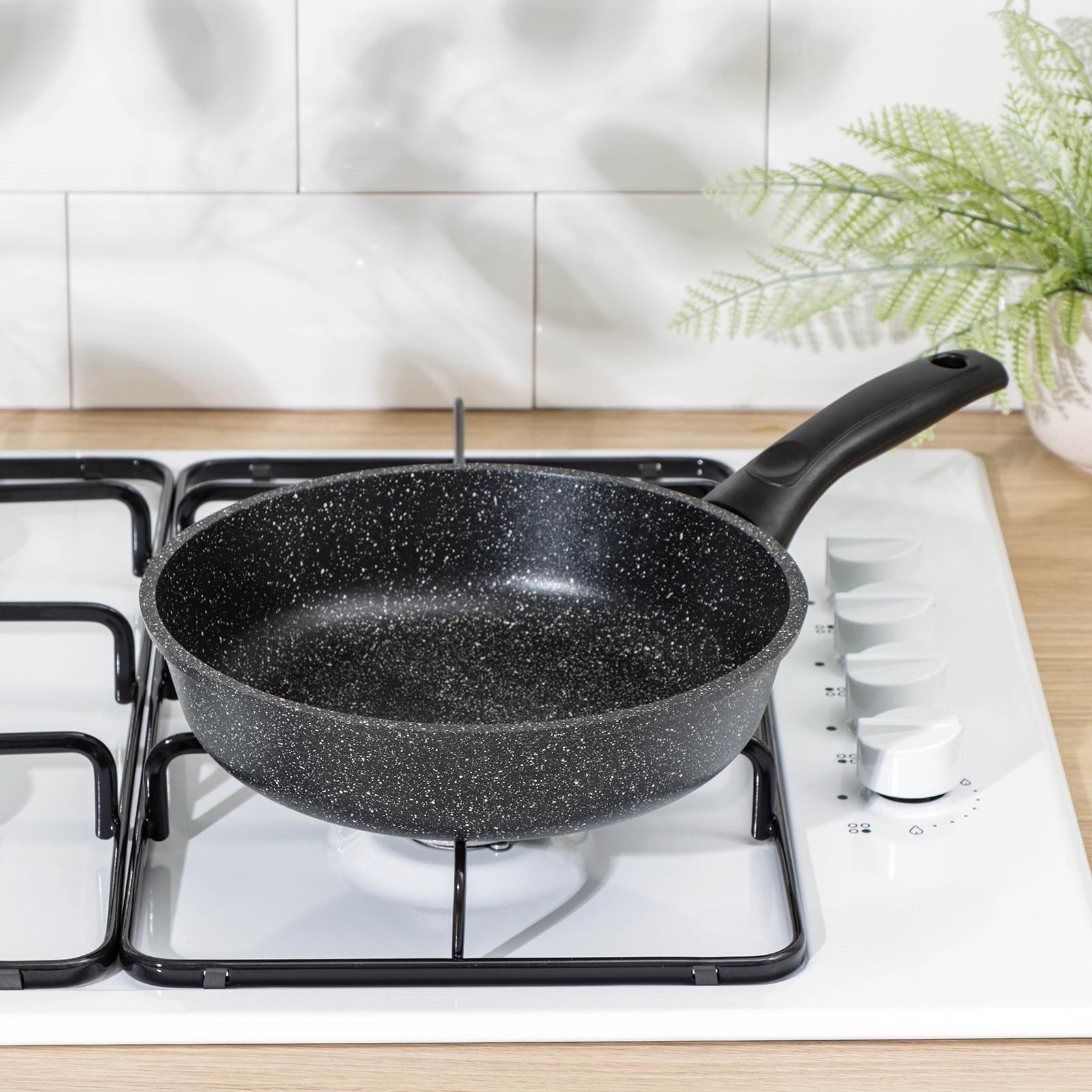 Сковорода Доляна «Элит», d=22 см, антипригарное покрытие, пластиковая ручка, цвет чёрный