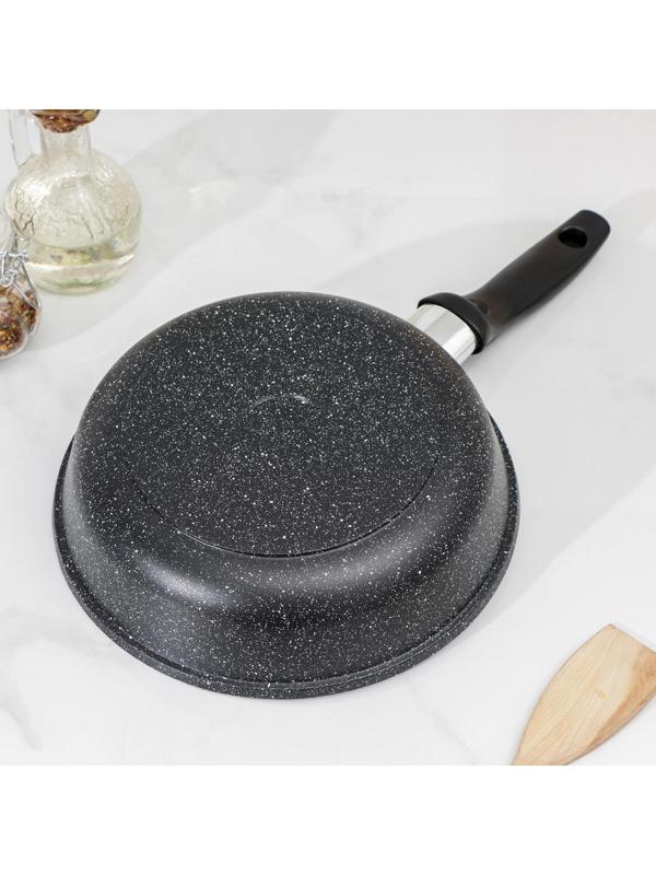 Сковорода Доляна «Элит», d=22 см, антипригарное покрытие, пластиковая ручка, цвет чёрный