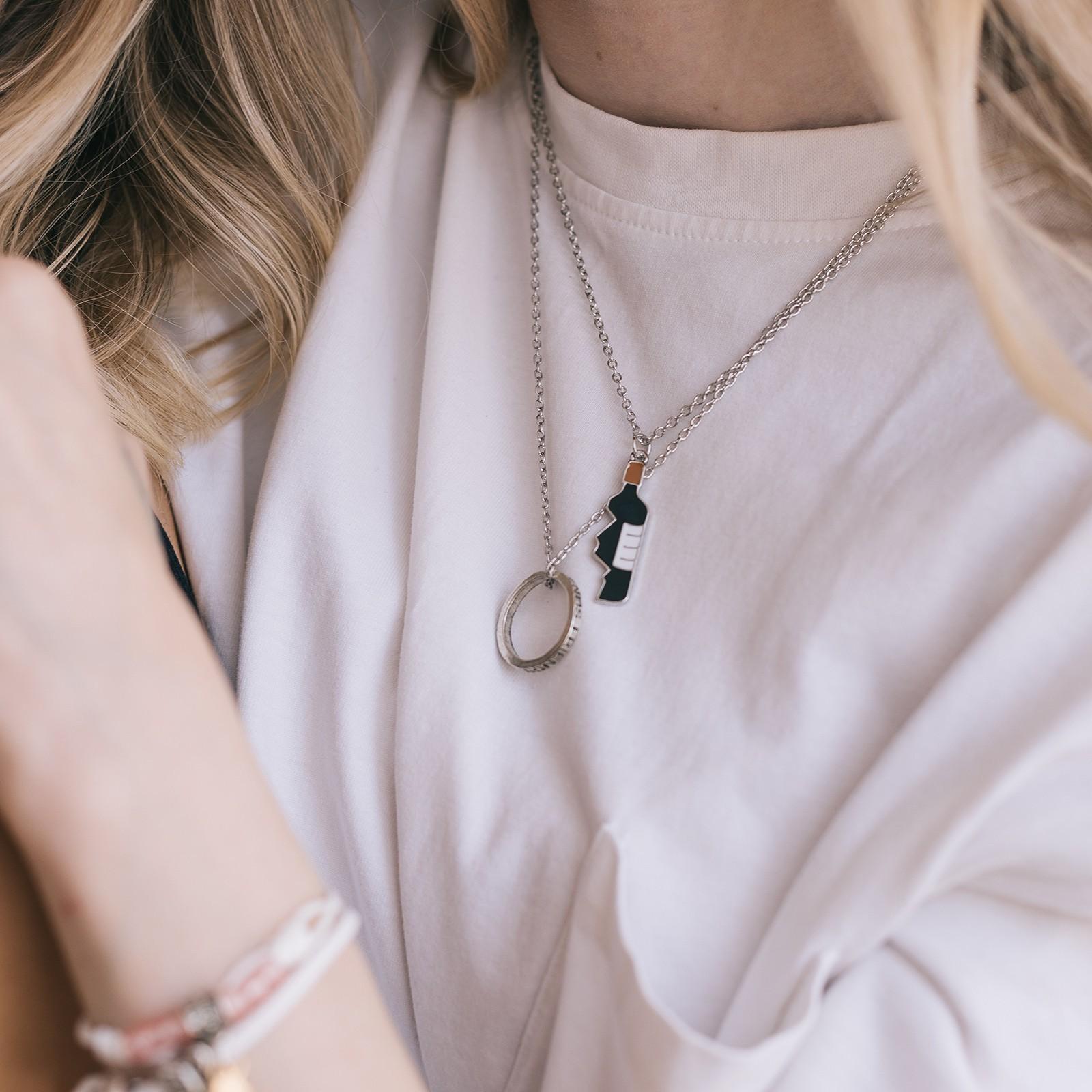 Набор 3 предмета: 2 кулона, тинт для губ 