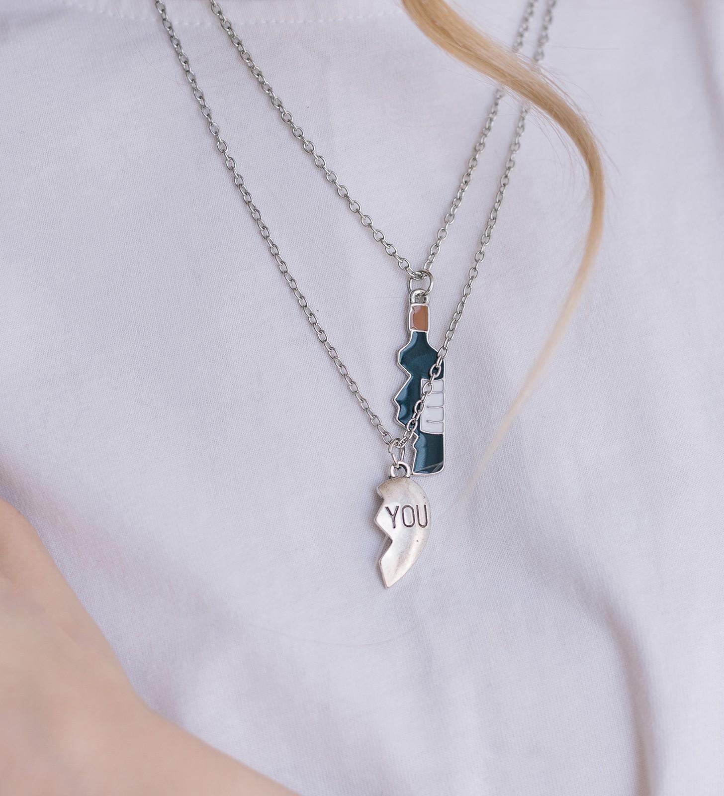 Набор 3 предмета: 2 кулона, тинт для губ 