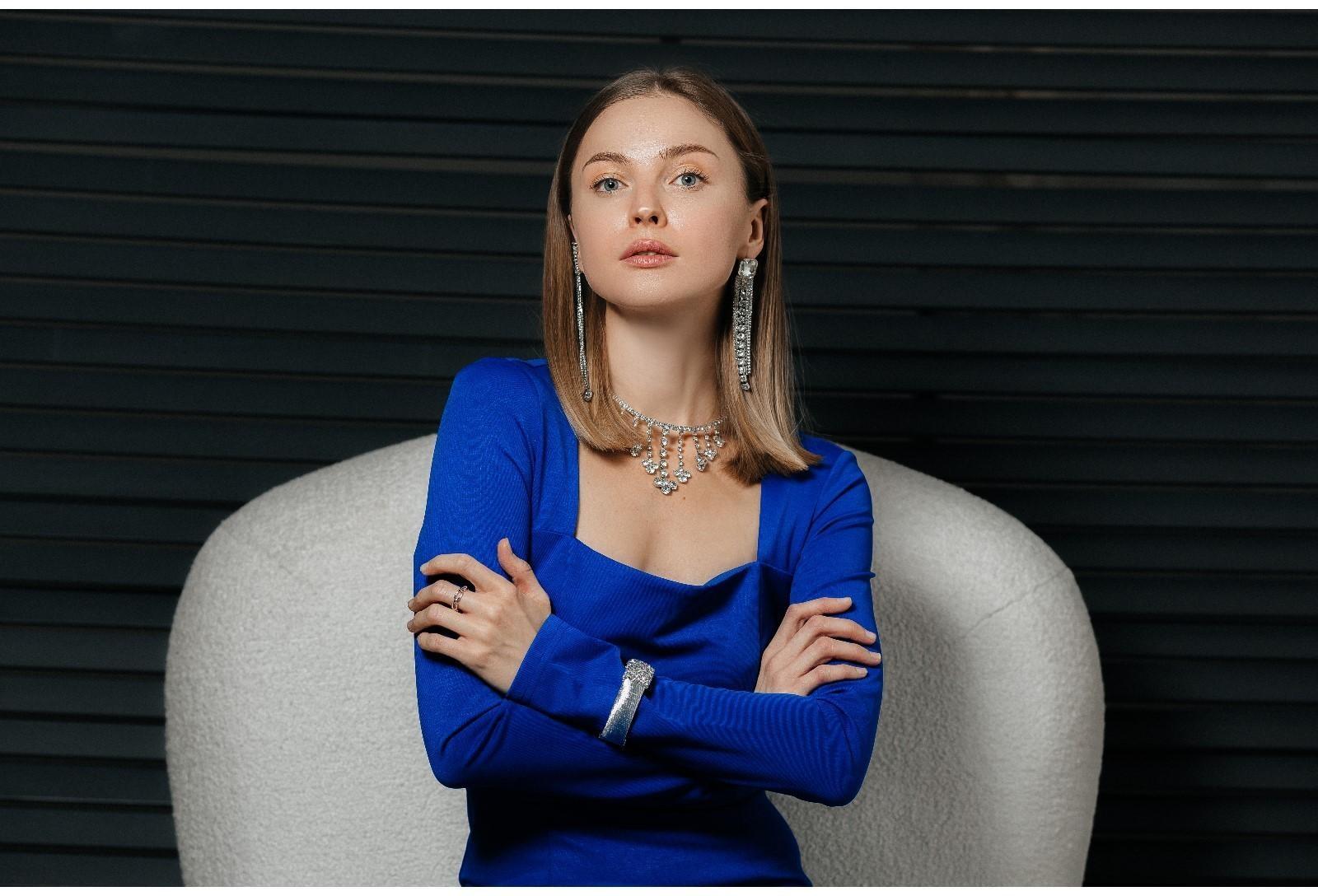 Серьги висячие со стразами 