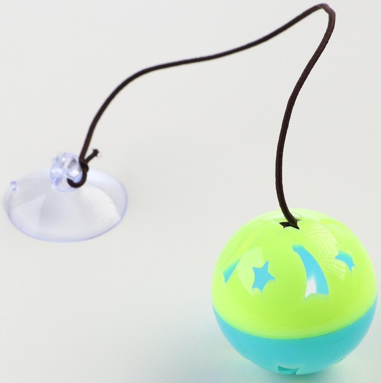 Шарик для кошек на присоске с бубенчиком 