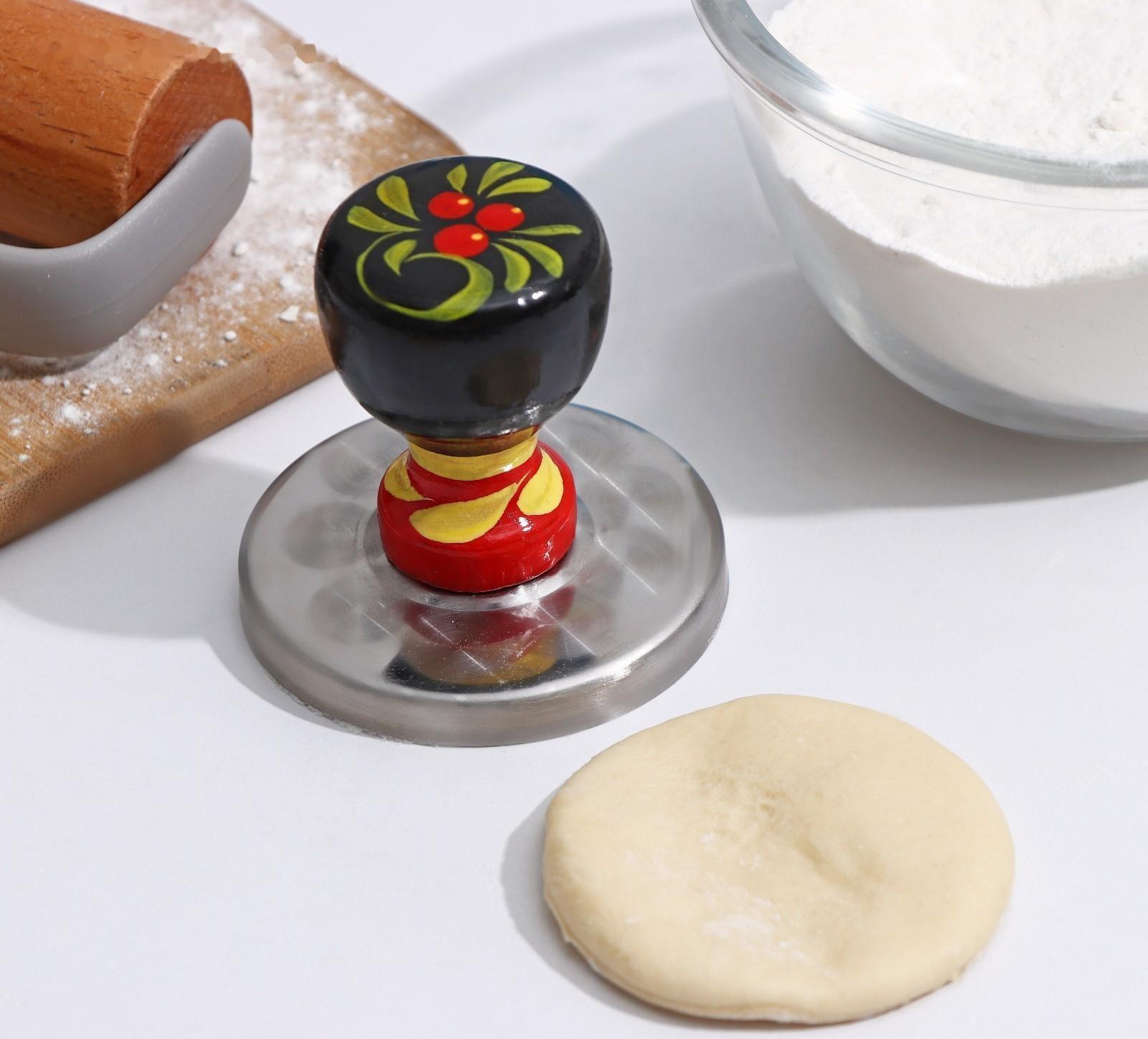 Форма для вареников металлическая, с деревянной ручкой