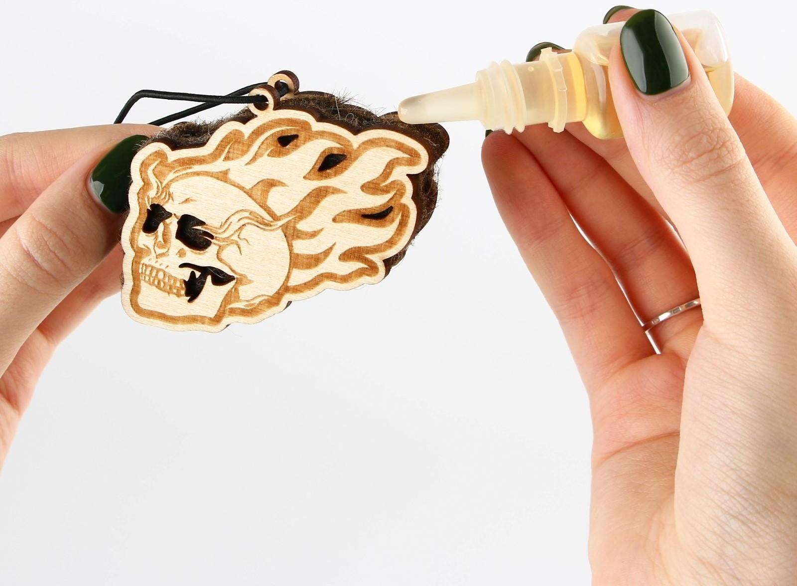 Набор «Отвлекись от суеты», подвеска деревянная с пропиткой и ароматизатор, 10 мл