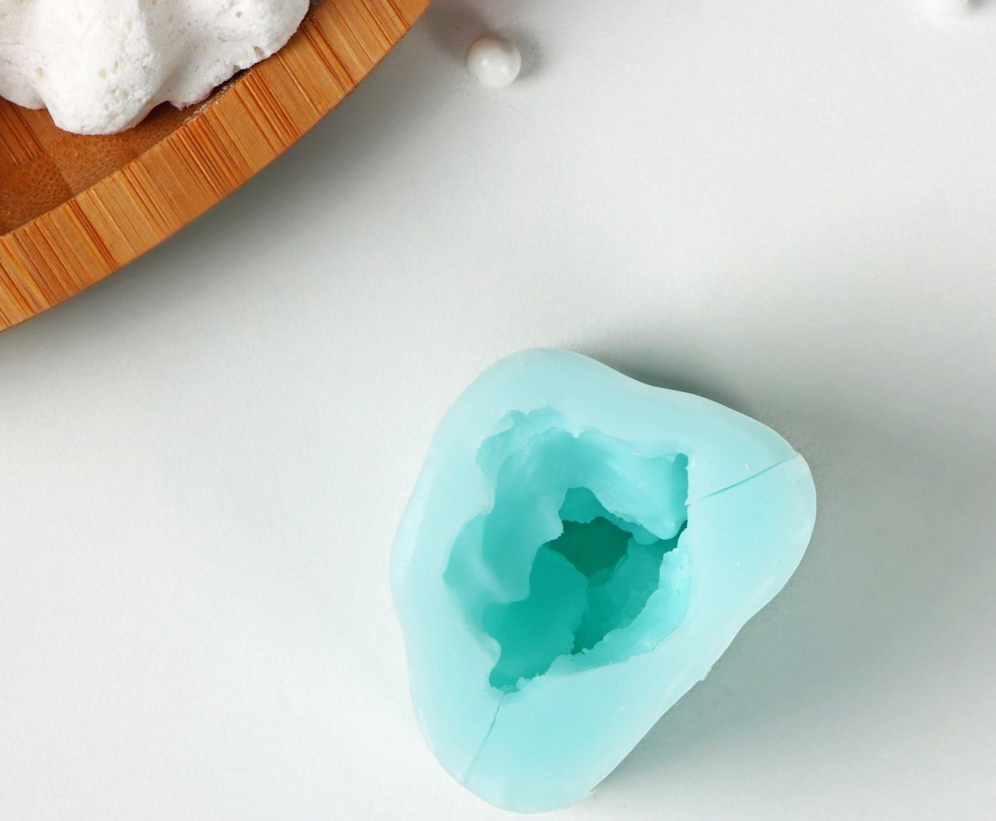 Силиконовая форма «Ангелочек задумался», 3,6×2,7×3,7 см, цвет бирюзовый