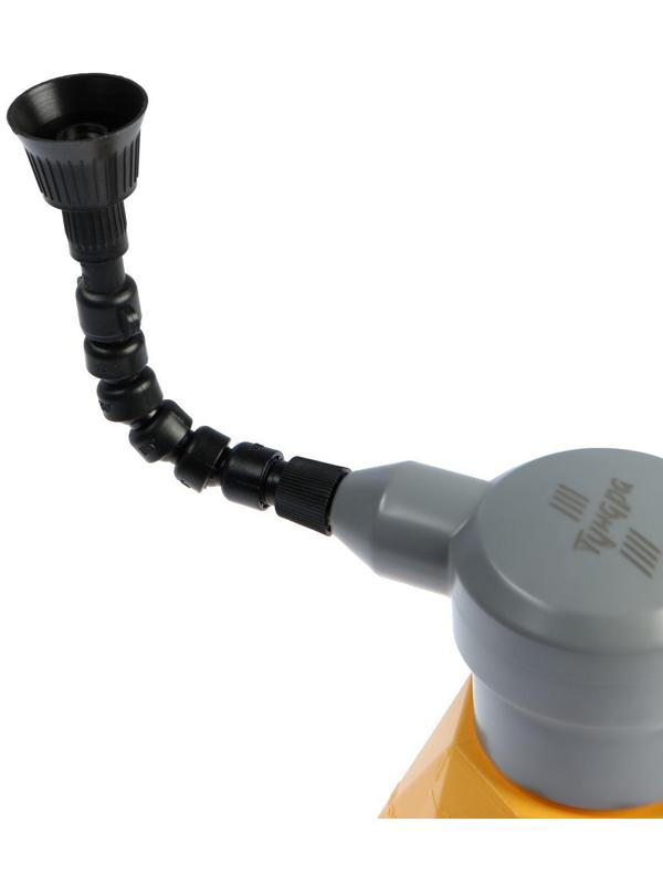 Опрыскиватель аккумуляторный ТУНДРА, 3.7 В, 2 Ач, 2 л, 0.7 л/мин, гибкая насадка