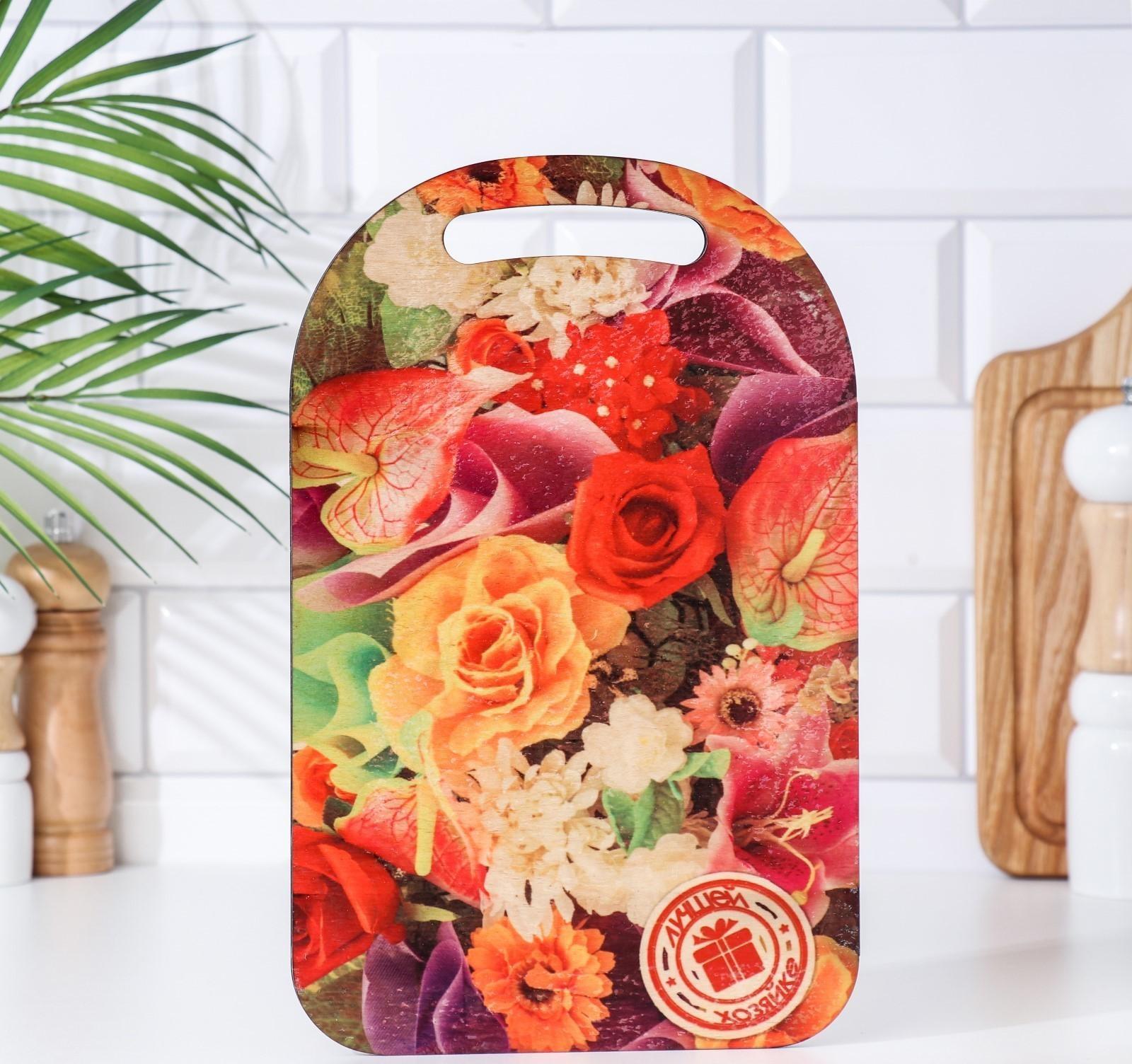 Набор деревянная разделочная доска и подставка под горячее с декором 