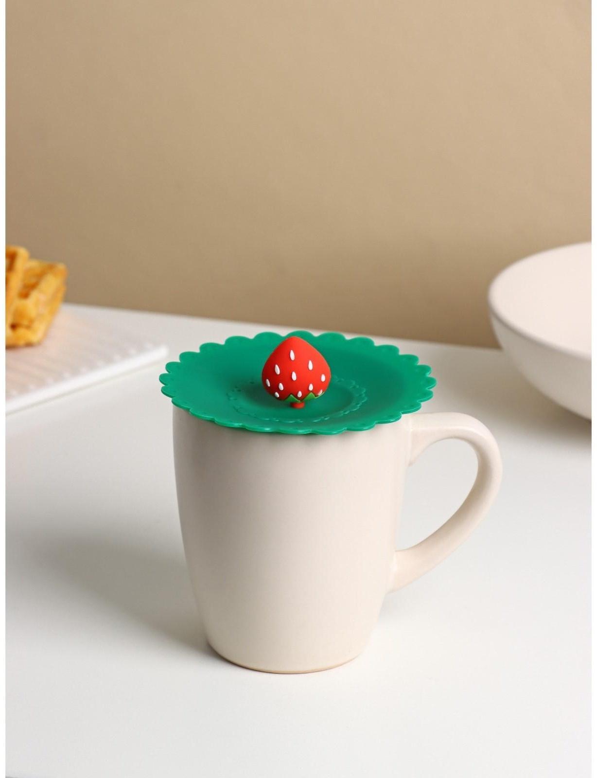 Крышка-непроливайка Доляна «Клубничка» d=11 см, цвет зелёный