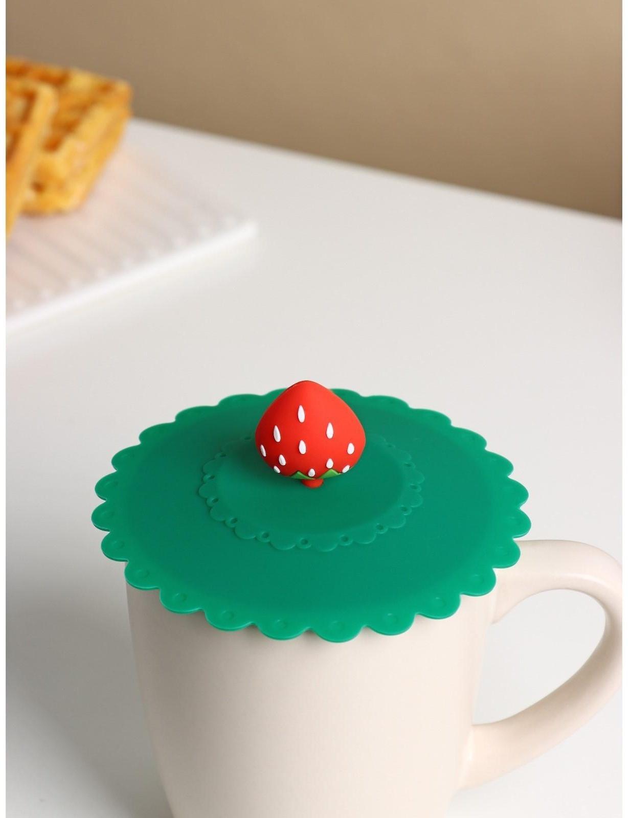 Крышка-непроливайка Доляна «Клубничка» d=11 см, цвет зелёный