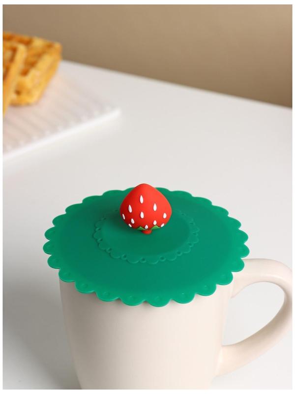 Крышка-непроливайка Доляна «Клубничка» d=11 см, цвет зелёный