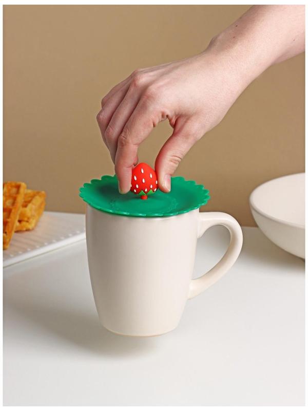 Крышка-непроливайка Доляна «Клубничка» d=11 см, цвет зелёный