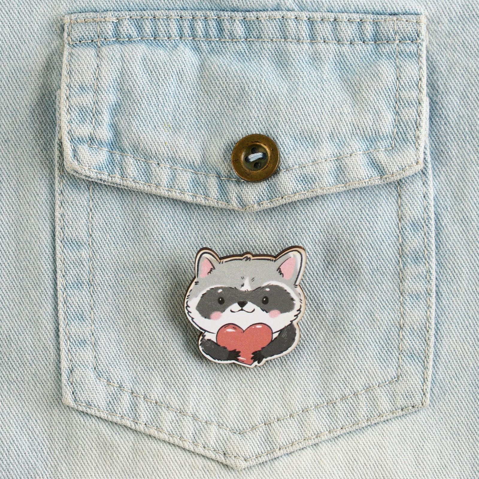 Значок-талисман деревянный «Енот»,3,2 х 3,3 см