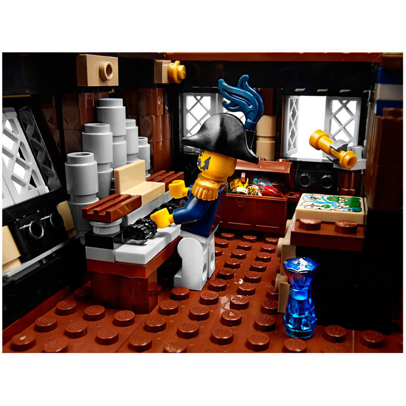 Конструктор «Огромный трехмачтовый имперский флагман» 18007 (Pirates 10210) / 1779 деталей