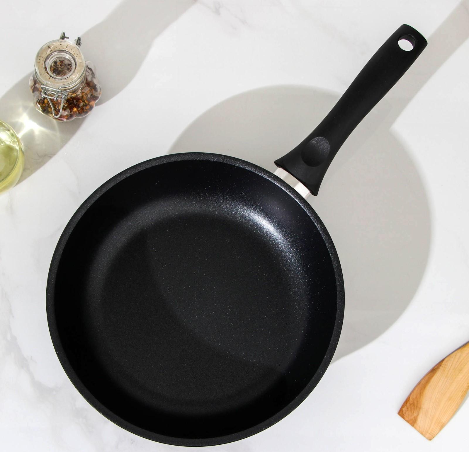 Сковорода «Традиция», d=24 см, пластиковая ручка, антипригарное покрытие, цвет чёрный