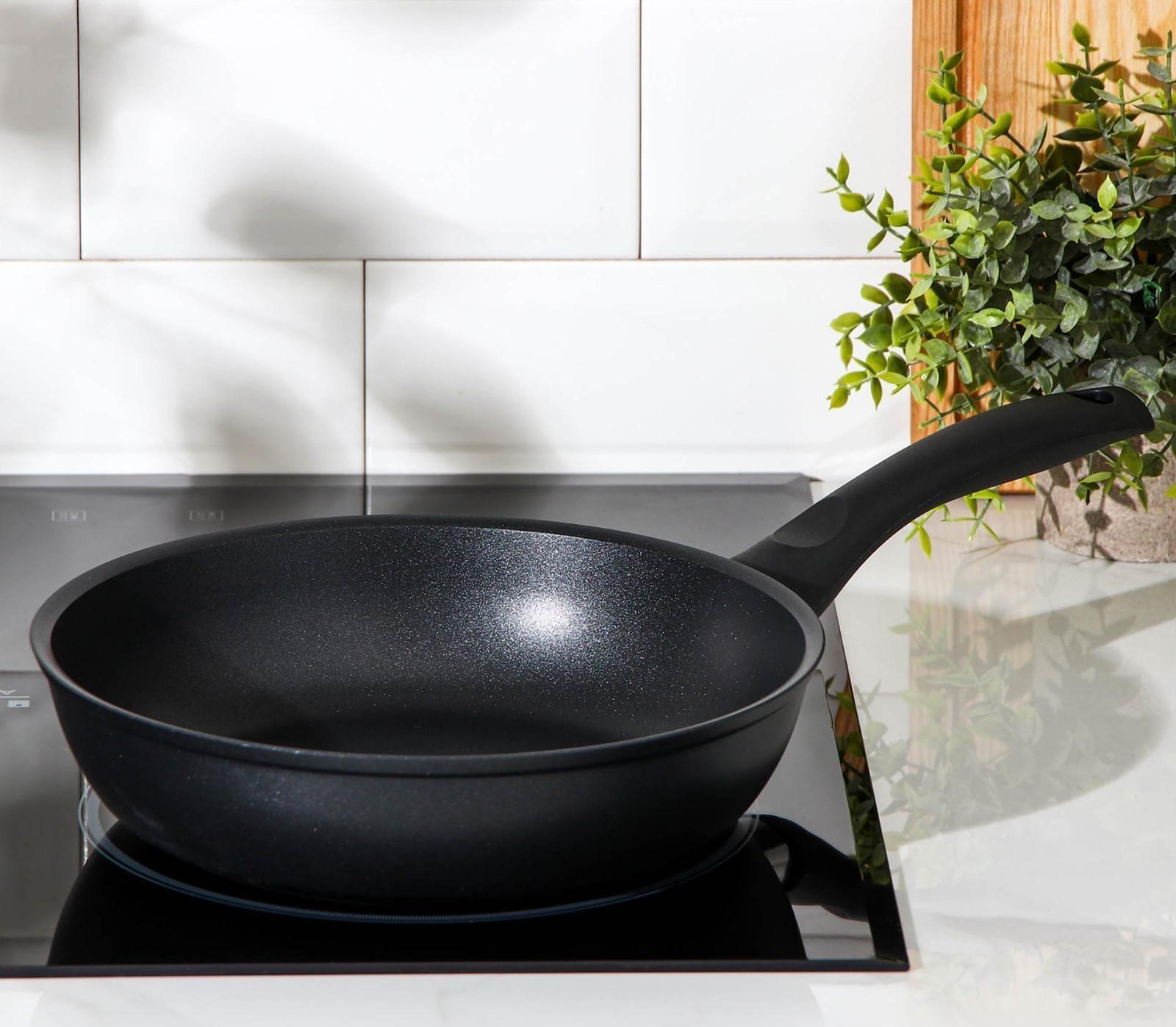 Сковорода «Традиция», d=24 см, пластиковая ручка, антипригарное покрытие, цвет чёрный