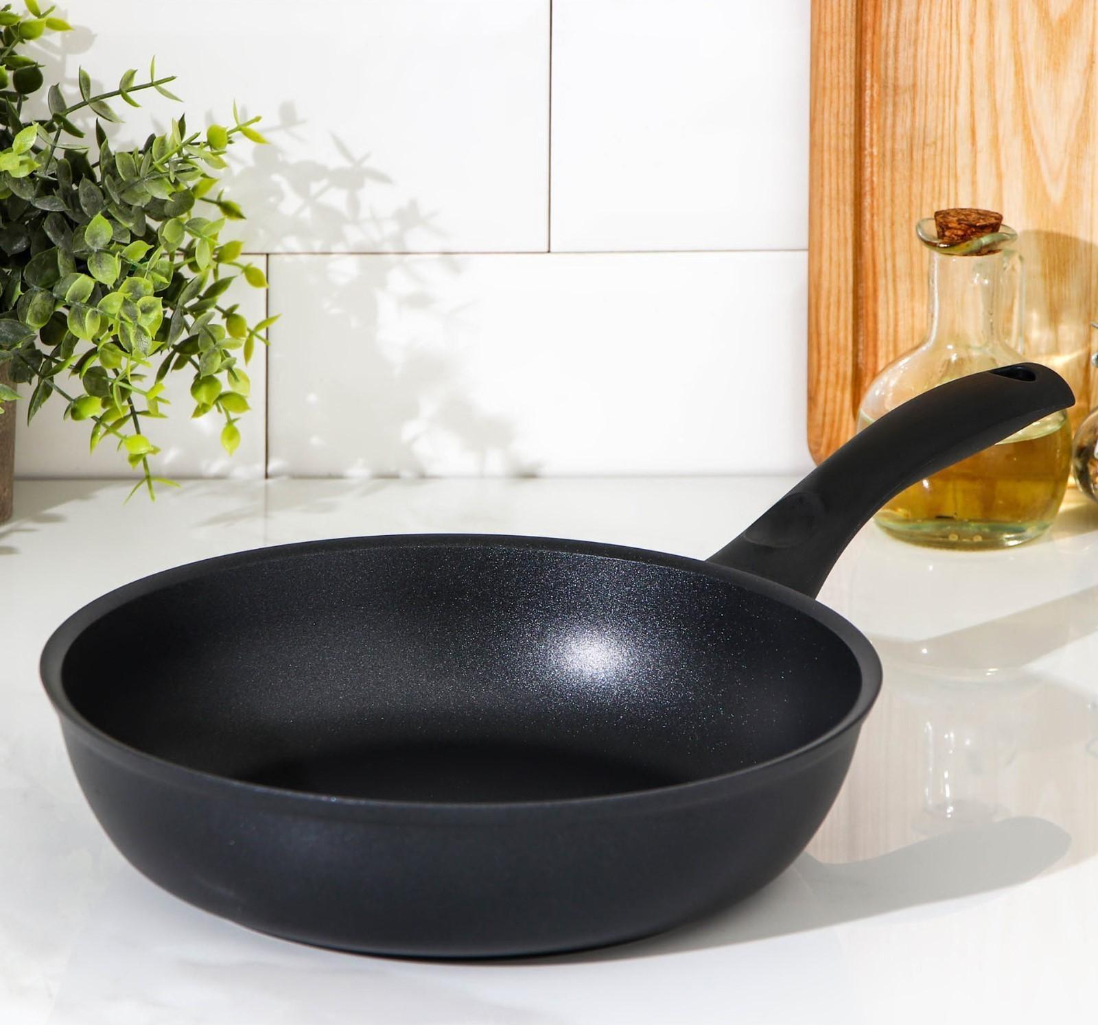 Сковорода «Традиция», d=24 см, пластиковая ручка, антипригарное покрытие, цвет чёрный